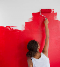 femme peignant un mur en rouge