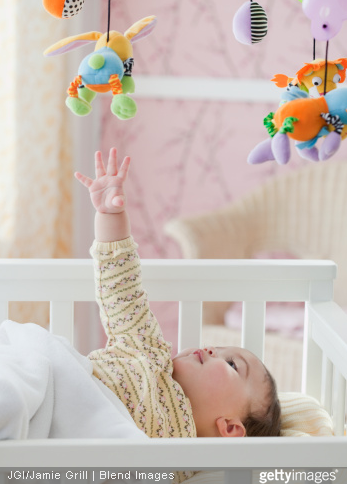 Suspendre des jouets au plafond ou des mobiles aide à stimuler l'enfant.
